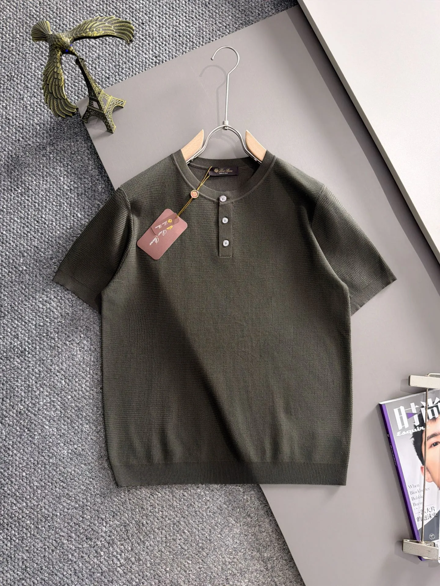 LP high quality Loro Piana 26ss New Arrival men's short-sleeved T-shirt. Made of combed cotton yarn knitted cotton fabric, no pressure when entering and exiting the counter. Exclusive control of raw materials. It feels substantial when weighed, and the upper body is more textured than ordinary T-shirts. This texture can handle the weather easily and is suitable for both hot and cold! Loose fit design, looks noble. The only correct version is available Size: M to 4XL